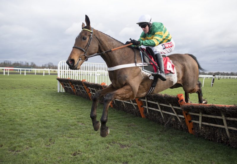 OK Corral (Mahler) winning a novices' hurdle at Kempton