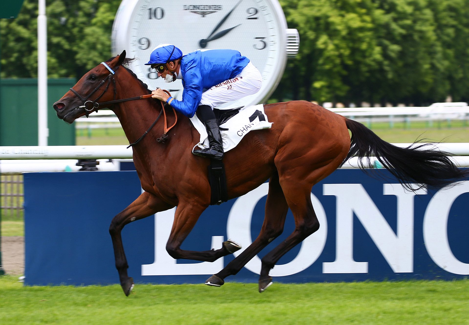 Dancinginthestreet (Churchill) winning at Chantilly