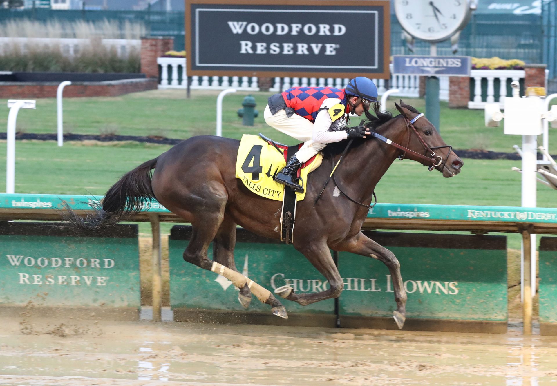 Envoutante (Uncle Mo) winning the Gr.2 Falls City at Aqueduct