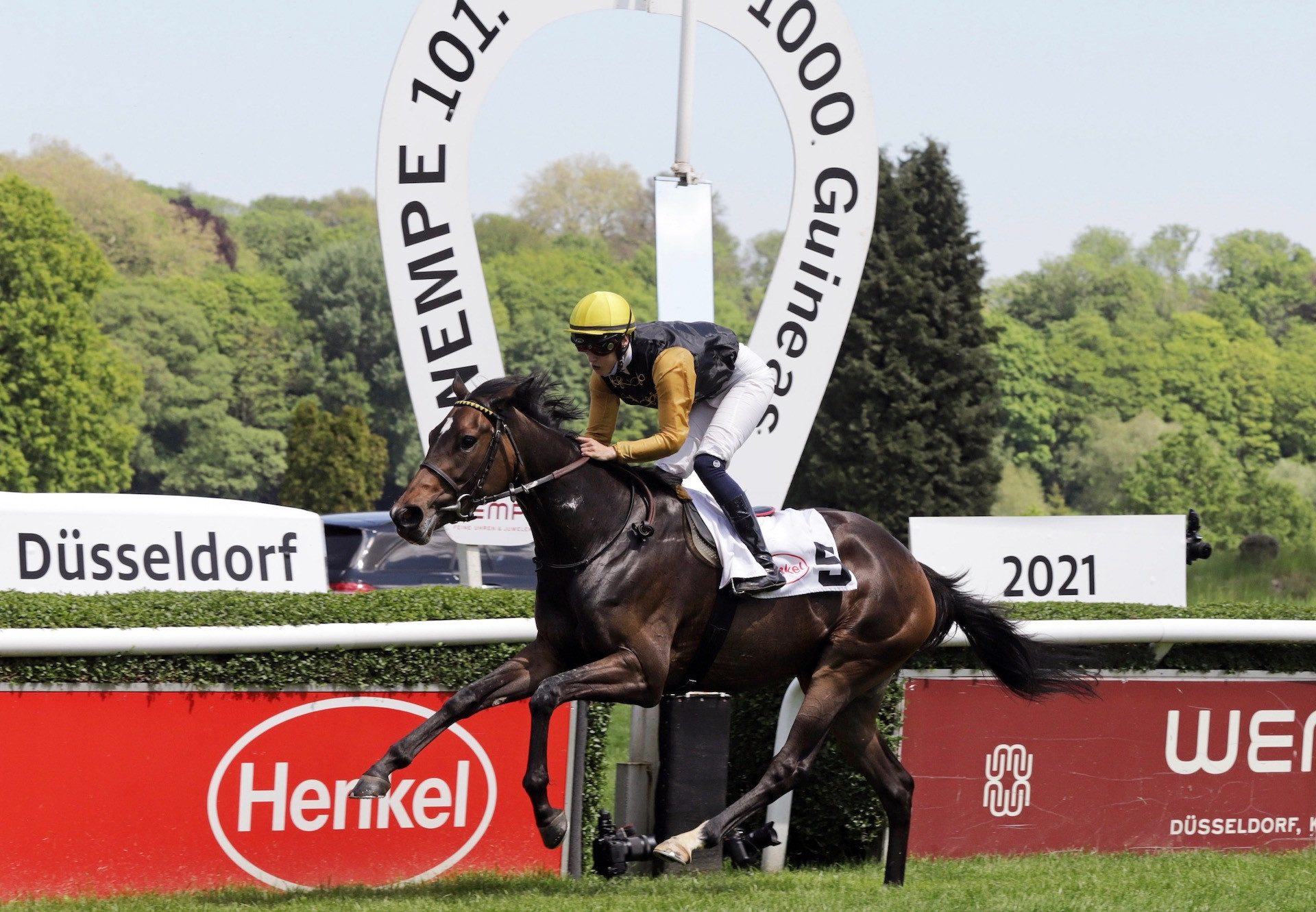 Novemba (Gleneagles) Wins The German 1000 Guineas at Dusseldorf