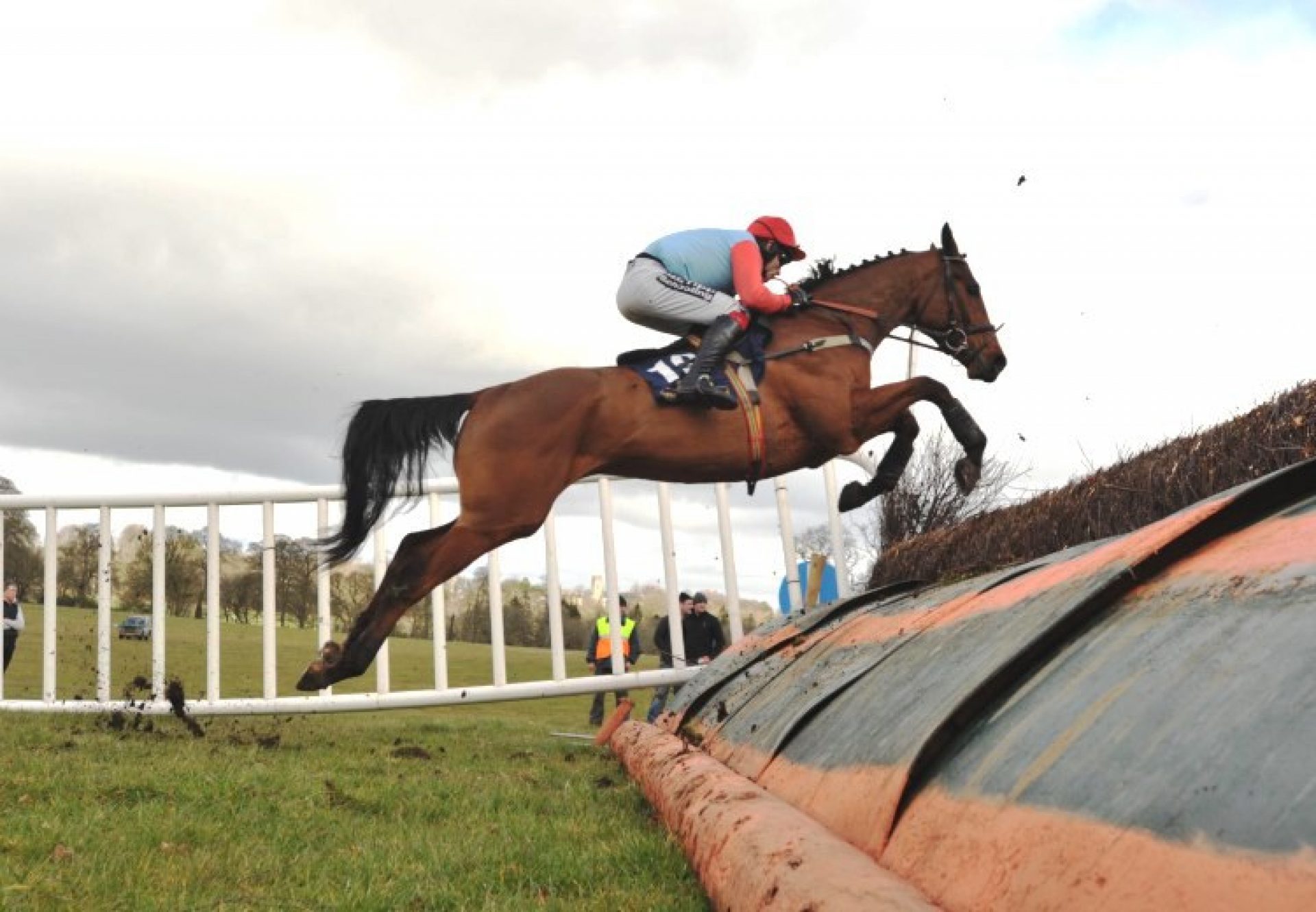 Red Hanrahan (Yeats) winning a 4yo gelding maiden point-to-point at Durrow