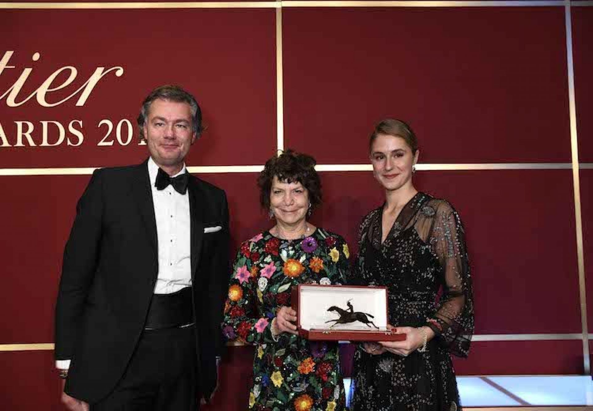 Maria & Electra Niarchos receiving the Cartier 3YO Filly Award for Alpha Centauri