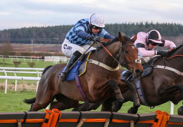Deluxe Range (Westerner) Wins The Novices Hurdle At Kelso 1