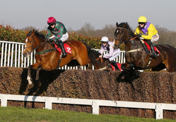 Glen Forsa (Mahler) winning the Gr.2 Kingmaker Novices Chase at Sandown