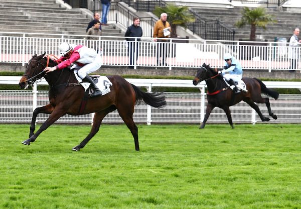 Angel's Share (Soldier Of Fortune) winning the Listed Prix Rose Or No hurdle at Auteuil