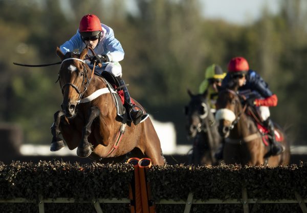 Verdana Blue (Getaway) winning the Listed VIP Hurdle at Kempton